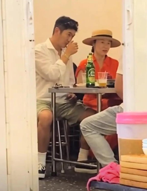 财富加 霍思燕夫妇泰国度假，吃路边摊、喝7元啤酒，坐三轮车离开很尽兴